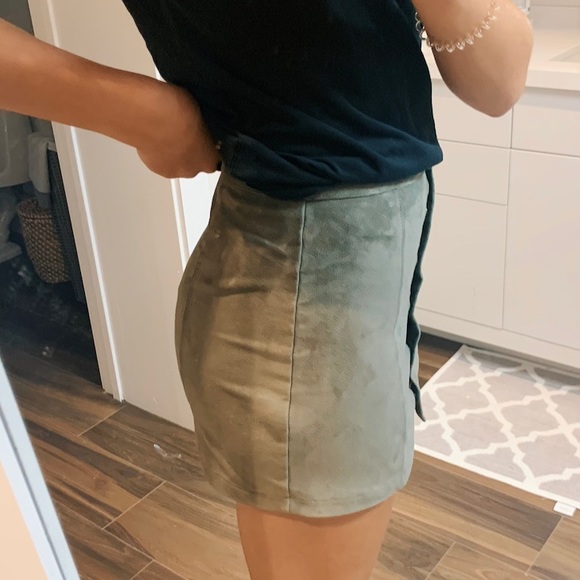 Rag doll and Rockets green button up suede skirt - Picture 2 of 3